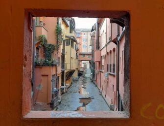 Bologna, divelta la finestrella di via Piella