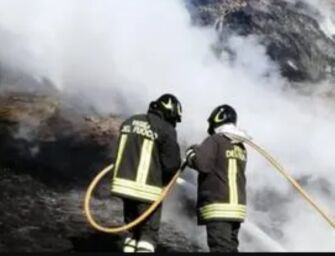 Esce di strada e l’auto prende fuoco, morta una 55enne a Casina