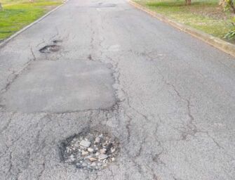 Reggio, lo stato delle strade (2). Profonde buche a Villa Bagno, via Rivieri dissestata da tempo