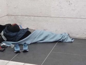Reggio. Foto-testimonianza povertà, in stazione centrale si moltiplicano i giacigli di fortuna