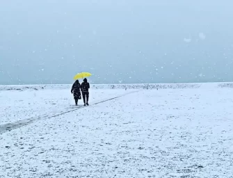 Cade la neve in spiaggia a Rimini, le scuole chiuse in Appennino