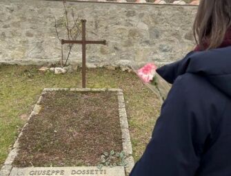Schlein, fiori sulla tomba di don Dossetti