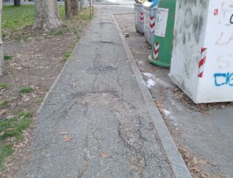 Reggio. La segnalazione: in via Terrachini crateri sui marciapiedi. Pedoni e ciclisti a rischio (foto)