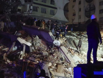 Terremoto in Turchia e in Siria, sono migliaia i morti e i feriti tra macerie. L’Anatolia si è spostata di 3 metri