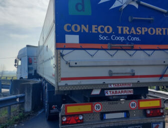 Modena. Nonostante il divieto, il tir cerca di superare il ponte e si incastra