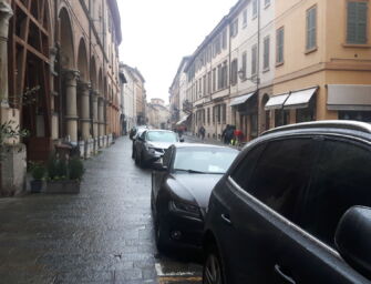 Reggio. La segnalazione: auto sopra i marciapiedi in via Emilia San Pietro, giungla per pedoni e bici
