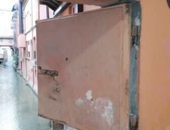 Risistemata la finestrella di via Piella