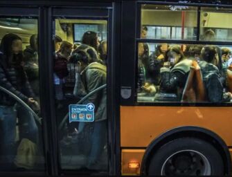 Reggio. “Sui bus gli studenti trattati come pacchi, sindaco: ci aiuti”