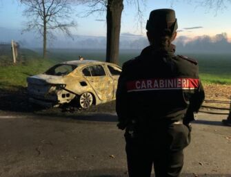 Centra un albero all’alba, muore carbonizzato nell’auto a Fellegara di Scandiano