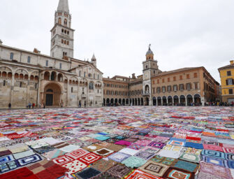 Le coperte contro la violenza tornano in piazza Grande a Modena