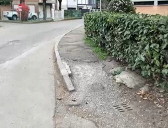 Reggio. Crateri su marciapiedi e strada dissestata alla Rosta