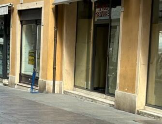 Raffica di affittasi e vetrine vuote, è il centro di Reggio che muore (foto)