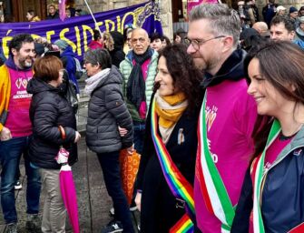 Le famiglie Arcobaleno in piazza Maggiore contro il governo
