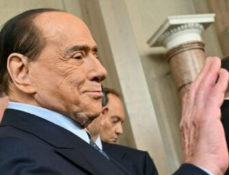 Berlusconi in ospedale. “E’ un leone, reagisce”