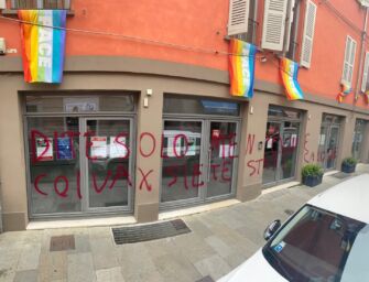 Imbrattamento no-vax alla Cgil di Reggio: si cerca una donna incappucciata
