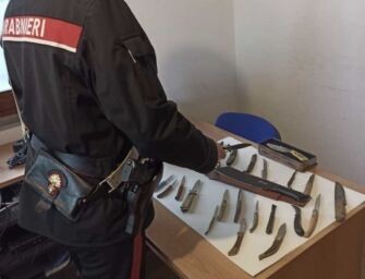 Quattro Castella, minaccia la mamma con i coltelli: arrestato