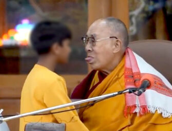 “Succhiami la lingua”, Dalai Lama si scusa