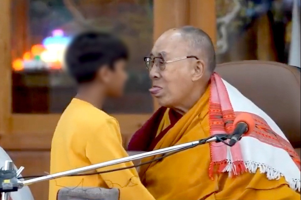 Succhiami la lingua”, Dalai Lama si scusa | 24Emilia