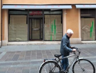 Raid sulle vetrine vuote del centro di Reggio