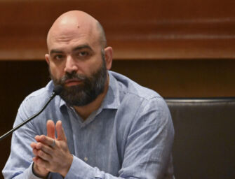 Dopo aver declinato l’invito e le polemiche, Saviano torna a Reggio