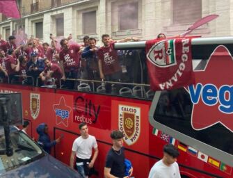 Pullman sfila in centro storico, esplode la gioia granata (foto e video)