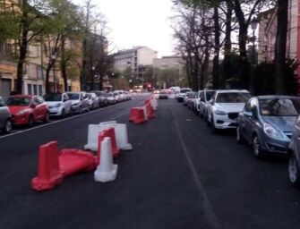 Reggio. Segnalazione: lavori da mesi e parcheggi fai da te, quando riaprirà via Ariosto?