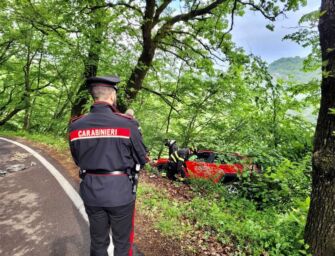 Viano. Per 5 ore intrappolato nell’auto sul ciglio di un burrone