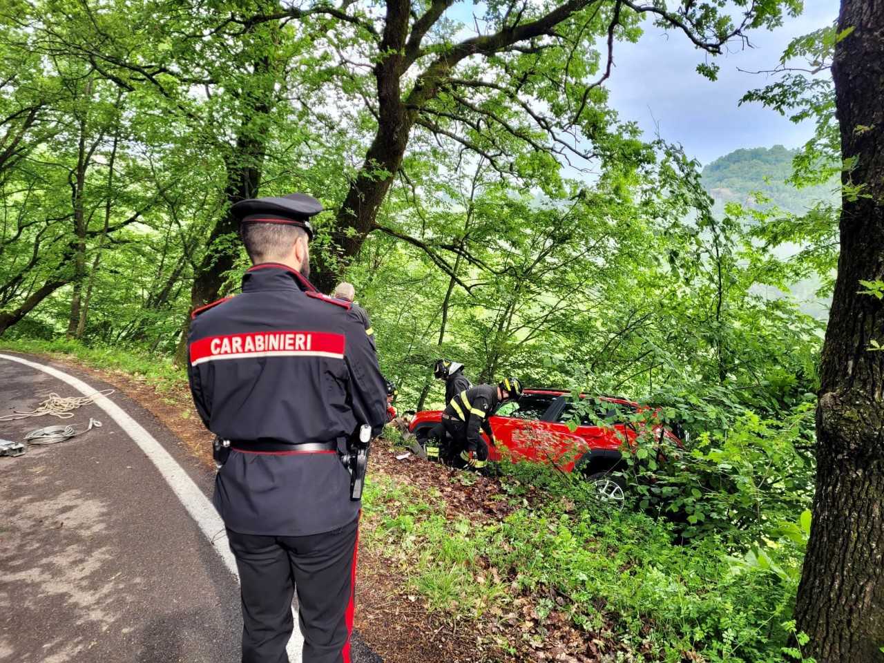 Viano. Per 5 ore intrappolato nell’auto sul ciglio di un burrone | 24Emilia