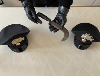 Correggio. Roncola in pugno spaventa passanti e i clienti di un bar