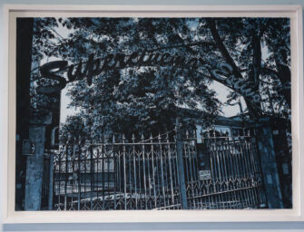 Il cinema estivo nell’opera di Chiesi donata al Comune di Modena