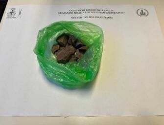 Reggio. Ritrovato oltre un etto di eroina vicino alla ferrovia Reggio-Ciano