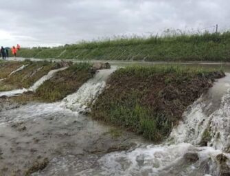 Seimila ettari di coltivazioni sott’acqua, ma le Coop Braccianti non fermano la solidarietà