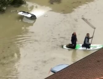 Faenza, in canoa tra i tetti delle case per prestare soccorso