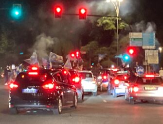 33 anni dopo Maradona, il terzo scudetto del Napoli: caroselli anche a Reggio (video)