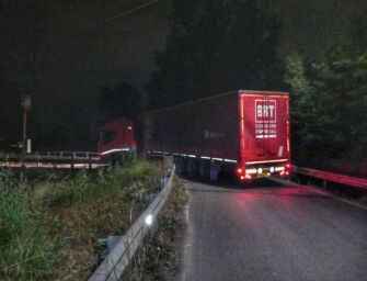 Ancora un tir resta bloccato sul ponte della Gherbella a Modena