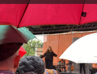 Primo maggio in piazza della Vittoria a Reggio, sotto la pioggia con Nada