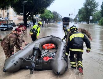 L’Emilia-Romagna finisce sott’acqua, 21 fiumi esondati. Il maltempo fa strage: 9 morti e almeno un disperso