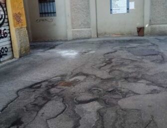Via San Paolo, nel centro storico di Reggio, divorata dalle buche