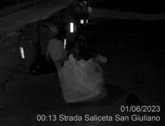 Rifiuti speciali lasciata in strada Saliceta a Modena, ma c’è la fototrappola