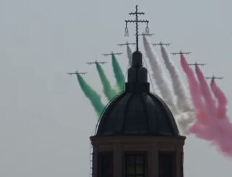 Frecce Tricolori colorano il cielo di Bologna