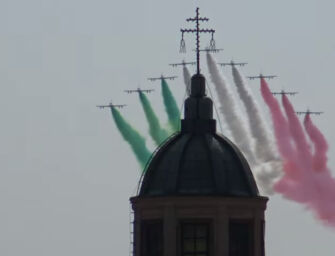 Frecce Tricolori colorano il cielo di Bologna