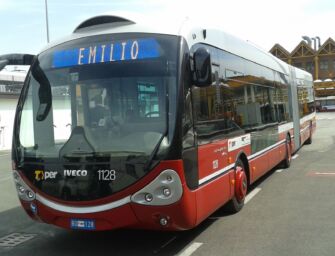 Da venerdì quattro linee di bus notturni tra Bologna e l’Appennino