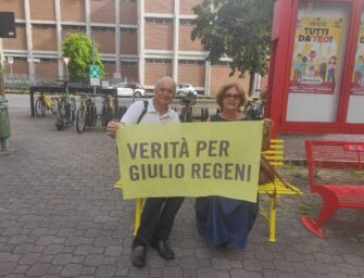 Sorpresa a Modena. Arrivano i genitori di Regeni e siedono sulla panchina gialla