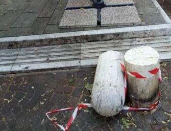 Reggio. La segnalazione. “Occorre intervenire per ripristinare i piletti di piazza Fontanesi”