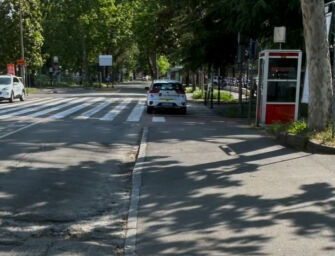 Le buche di Reggio. Asfalto rotto ed erba incolta non risparmiano l’ospedale