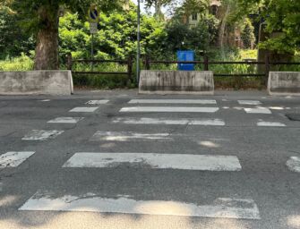 Le pene di Reggio: le strisce pedonali sbattono sulla barriera in cemento