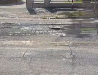 Le pene di Reggio: in via Manara una buca tira l’altra