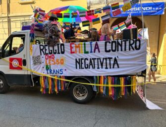 Reggio, sfila il serpentone arcobaleno (foto)