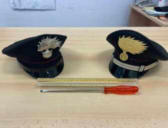 Baiso. Va a casa del vicino in trattore e lo minaccia di morte con un cacciavite: arrestato