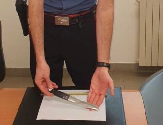 Guastalla. A petto nudo sul bus, ripreso dall’autista, lo minaccia col coltello